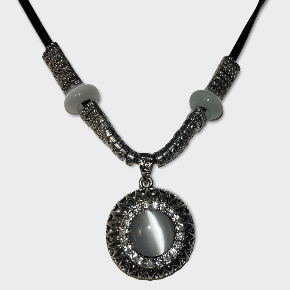 NWT Pendant Necklace
